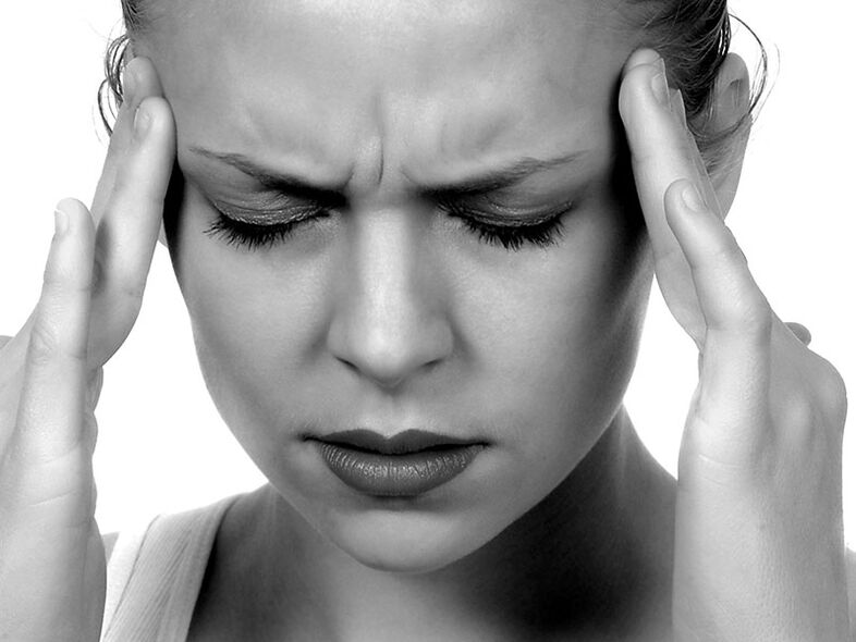 Le mal de tête est l'un des symptômes de l'ostéochondrose de la colonne cervicale