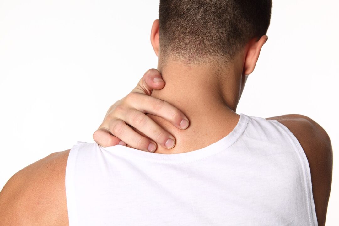 L'ostéochondrose cervicale s'accompagne d'inconfort et de douleurs au cou