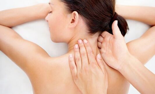 Massage du cou pour aider à détendre les muscles, soulager les tensions et les douleurs