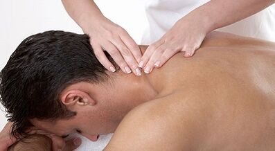 Massage du cou avec ostéochondrose