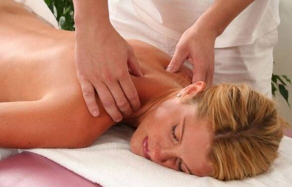 Massage de la colonne cervicale avec ostéochondrose