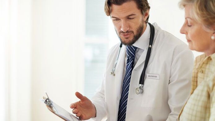 femme à un rendez-vous chez le médecin